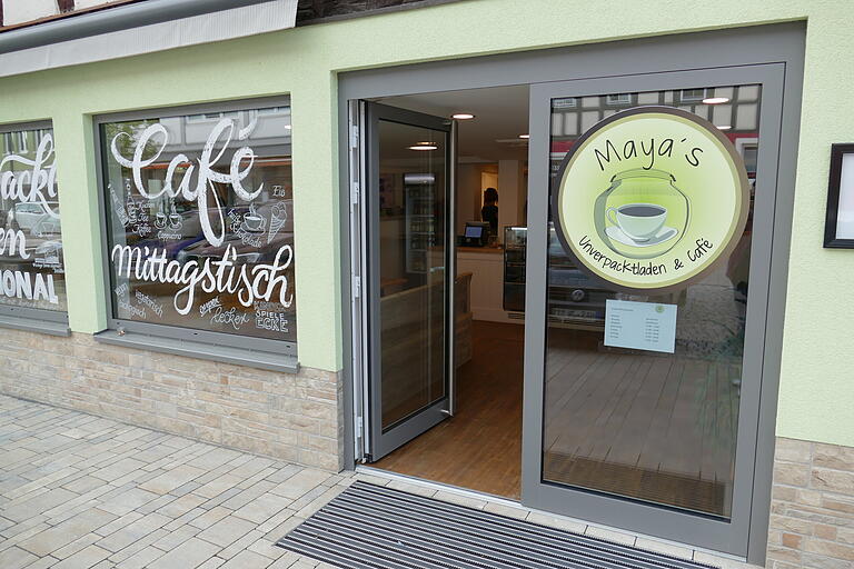 Das Café und der Unverpacktladen befinden sich im Herzen der Stadt, nämlich in der Hofheimer Hauptstraße. Das Café und der Unverpacktladen befinden sich im Herzen der Stadt, nämlich in der Hofheimer Hauptstraße.