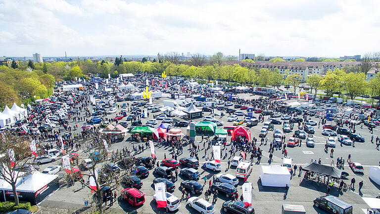 Alljährlich ein Besuchermagnet: So sah es vor der Corona-Pandemie im Frühjahr auf dem Volksfestplatz aus, wenn der Verein 'Auto-Freizeit-Sport' zu seiner Automobilausstellung einlud. 2019 fand die letzte Veranstaltung statt, wie es weitergeht entscheiden die Händler und Mitglieder im Oktober.