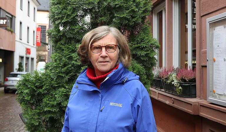Irmgard Niete kritisiert die Ausbeutung armer Menschen. Irmgard Niete kritisiert die Ausbeutung armer Menschen.