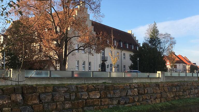 Zahlreiche Schülerinnen und Schüler von der FOS/BOS in Bad Neustadt können sich über ihr abgeschlossenes Abitur freuen. Zahlreiche Schülerinnen und Schüler von der FOS/BOS in Bad Neustadt können sich über ihr abgeschlossenes Abitur freuen.