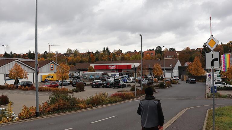 Wenn die Lebensmittelmärkte von Aldi und Rewe wie erhofft den Standort an der Dagmar-Voßkühler-Straße in Kitzingen räumen, wäre dort der Weg für Schule und Kindergarten frei. Wenn die Lebensmittelmärkte von Aldi und Rewe wie erhofft den Standort an der Dagmar-Voßkühler-Straße in Kitzingen räumen, wäre dort der Weg für Schule und Kindergarten frei.