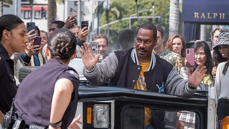 „Beverly Hills Cop: Axel F” mit Eddie Murphy - Drei Jahrzehnte nach seinem bislang letzten Einsatz als Detective Axel Foley kehrt Eddie Murphy beim Streamingdienst Netfilx im vierten Teil der Actionkomödie „Beverly Hills Cop” zurück. „Beverly Hills Cop: Axel F” mit Eddie Murphy - Drei Jahrzehnte nach seinem bislang letzten Einsatz als Detective Axel Foley kehrt Eddie Murphy beim Streamingdienst Netfilx im vierten Teil der Actionkomödie „Beverly Hills Cop” zurück.