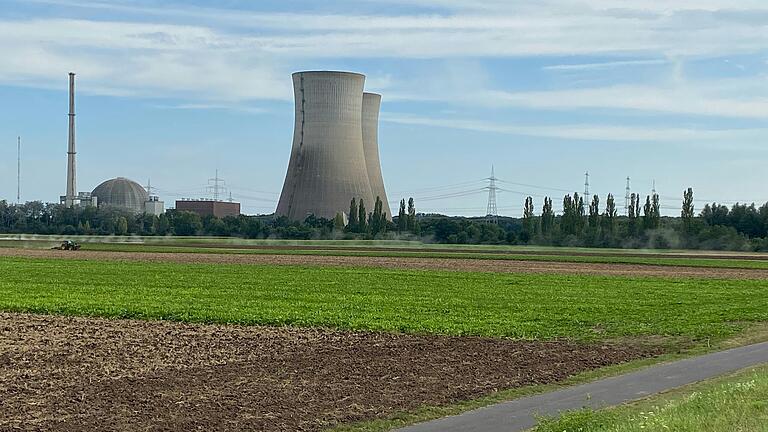 Blick vom Damm oberhalb des Adam-Tasch-Weges auf die Kühltürme des Kernkraftwerks Grafenrheinfeld. Blick vom Damm oberhalb des Adam-Tasch-Weges auf die Kühltürme des Kernkraftwerks Grafenrheinfeld.