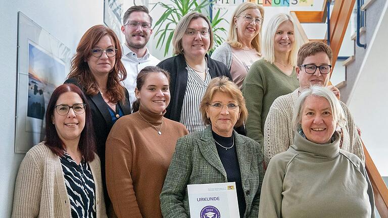 Das Team der Berufsfachschule für Pflege am Klinikum Würzburg Mitte freut sich über die Auszeichnung als „Bayerns TOP 10 der besten Berufsfachschulen für Pflege in der Abschlussprüfung“. Das Team der Berufsfachschule für Pflege am Klinikum Würzburg Mitte freut sich über die Auszeichnung als „Bayerns TOP 10 der besten Berufsfachschulen für Pflege in der Abschlussprüfung“.