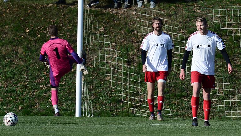 Eine Saison zum Vergessen ist es bisher für den TSV Bad Königshofen (von links Torhüter Andreas Hofmann, Simon Beer und Philipp Aumüller). Eine Saison zum Vergessen ist es bisher für den TSV Bad Königshofen (von links Torhüter Andreas Hofmann, Simon Beer und Philipp Aumüller).