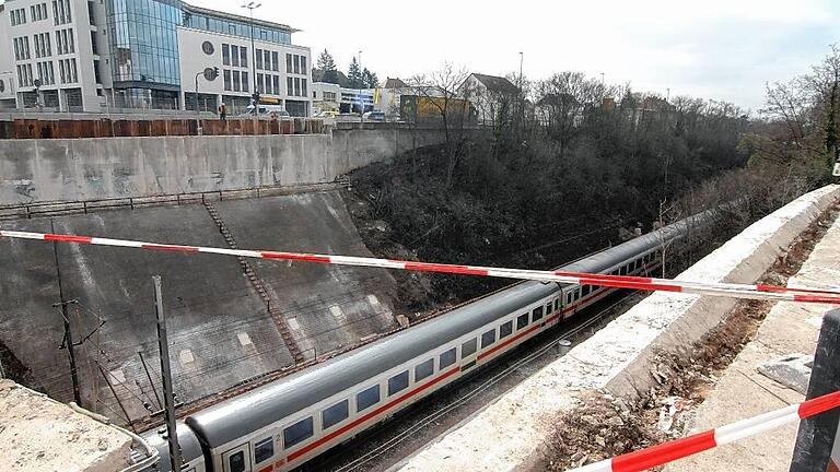 Siligmüllerbrücke       -  Wiederkehr: Hier stand die alte Siligmüllerbrücke, und an dieser Stelle &ndash; zwischen Silligmüllerstraße und Stadtring &ndash; soll auch die Nachfolgerin stehen.