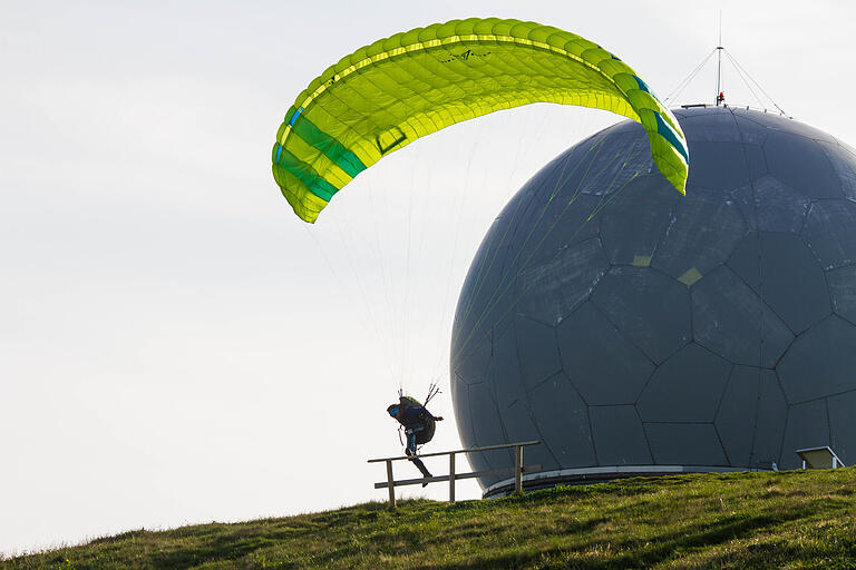 Die Wasserkuppe, Mekka für Segelflieger und Paraglider, ist der höchste Berg Hessens. Die Wasserkuppe, Mekka für Segelflieger und Paraglider, ist der höchste Berg Hessens.