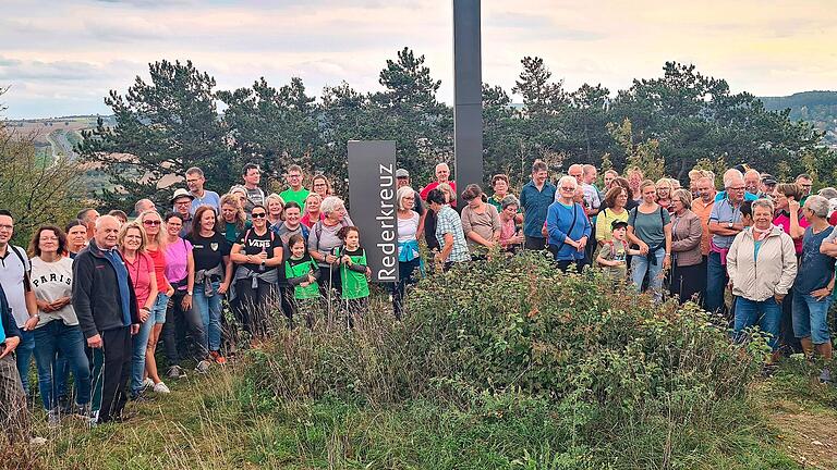 Die Wollbacher Wandergruppe am Rederkreuz.