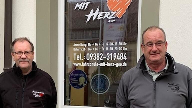 Die Chefs der 'Fahrschule mit Herz', Jürgen Henkelmann und Oliver Merkel, empfehlen allen Führerscheinbewerbern, ihre Handys auszuschalten. Die Chefs der 'Fahrschule mit Herz', Jürgen Henkelmann und Oliver Merkel, empfehlen allen Führerscheinbewerbern, ihre Handys auszuschalten.