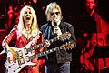 Zwei große Stimmen des Hardrocks: Lita Ford und Glenn Hughes begeistern das Rock-meets-Classic-Publikum in Würzburg mit dem Duett 'Close My Eyes Forever'.