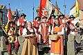 Mittelaltermarkt ERöffnung       -  Farbenprächtige Eröffnung des Mittelaltermarktes an der Marktbärbel mit zweiter Bürgermeisterin Rita Rösch (Mitte), dem Herold Carolan Lieb (links) und dem Geschäftsführer der Tourismus und Stadtmarketing GmbH, Michael Feiler als Stadtwache (rechts)