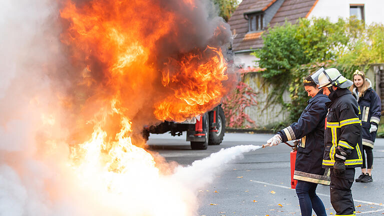 Princess on Fire - Fränkische Weinprinzessinnen schnupperten bei der Feuerwehr Volkach. An verschiedenen Stationen erhielten die Prinzessinnen einen interessanten Einblick in die Arbeit der Feuerwehr und konnten selbst mit anpacken.