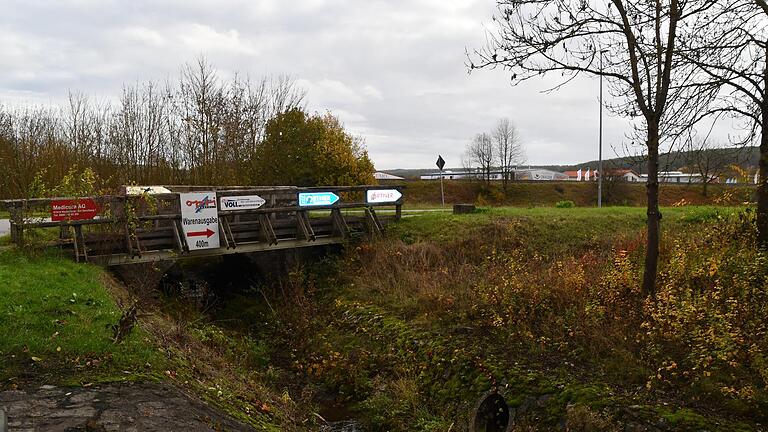 Zu den ersten Arbeiten für die Erschließung des Gewerbegebietes 'Ober der Brücke II' zählt die Maßnahme am Regenrückhaltebecken II am Erbiggraben. Zu den ersten Arbeiten für die Erschließung des Gewerbegebietes 'Ober der Brücke II' zählt die Maßnahme am Regenrückhaltebecken II am Erbiggraben.