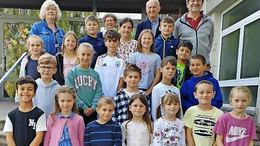 Spendenlauf an der Schlossberg-Grundschule Nüdlingen: Unser Bild zeigt unter anderem (hintere Reihe von links) Rektorin Susanna Bickert, Francoise und Gerhard Wielgoss sowie Lehrer Helmut Conrady (Organisator Spendenlauf).       -  Spendenlauf an der Schlossberg-Grundschule Nüdlingen: Unser Bild zeigt unter anderem (hintere Reihe von links) Rektorin Susanna Bickert, Francoise und Gerhard Wielgoss sowie Lehrer Helmut Conrady (Organisator Spendenlauf).