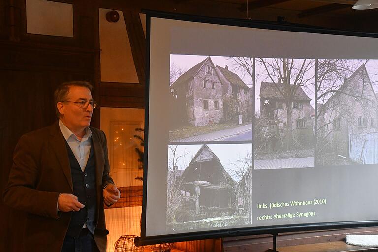 Hans-Christoph Haas ging auf die baulichen Aspekte der Allersheimer Synagoge ein.