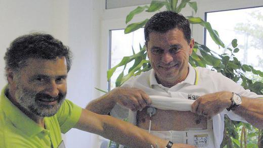 Auf dem Weg der Besserung: Dieter Kurth (rechts), hier mit Sporttherapeut Waldemar Beck, kämpft sich derzeit in Bad Neustadt zurück in ein „normales Leben“. Auf dem Weg der Besserung: Dieter Kurth (rechts), hier mit Sporttherapeut Waldemar Beck, kämpft sich derzeit in Bad Neustadt zurück in ein „normales Leben“.