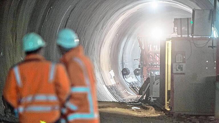 Tunnelbau Stuttgart 21       -  Zwei Mitarbeiter einer Tunnelbau-Firma unterhalten sich während einer Presse-Begehung der Baustelle um das Bahn-Großbauprojekt Stuttgart 21 vor einem sogenannten Sohlschalwagen.