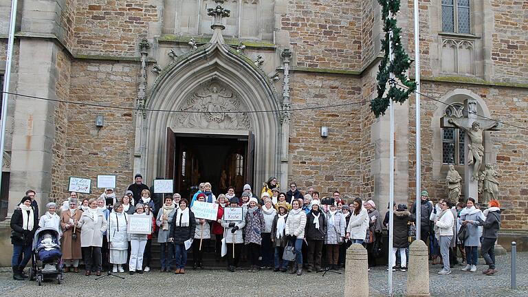 Gut 80 Teilnehmer demonstrierten am Samstag in Gerolzhofen für Veränderungen in der katholischen Kirche. Gut 80 Teilnehmer demonstrierten am Samstag in Gerolzhofen für Veränderungen in der katholischen Kirche.