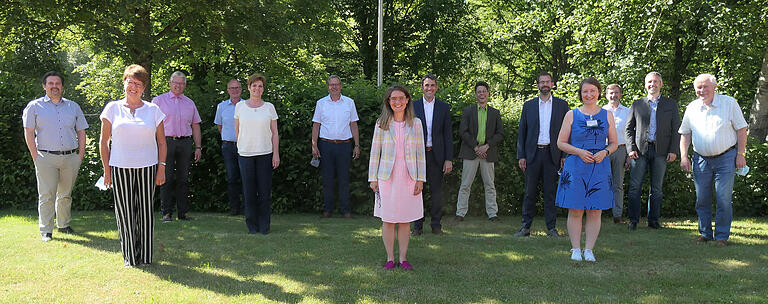 Vorstand und Ausschuss im Naturpark Spessart e. V. (von links): Christian Holzemer (Kassenprüfer), Angelika Krebs, Rüdiger Stenger (Kassenprüfer), Stephan Amend, Elisabeth Steger, Thomas Zöller (zweiter Vorsitzender), Sabine Sitter (Vorsitzende), Alexander Legler, Oliver Kaiser (Geschäftsführer), Jens-Marco Scherf, Melanie Weippert (Schriftführerin), Arno Bernard (Schatzmeister), Julian Bruhn (stellvertretender Geschäftsführer) und Armin Grein (Ehrenvorsitzender). Vorstand und Ausschuss im Naturpark Spessart e. V. (von links): Christian Holzemer (Kassenprüfer), Angelika Krebs, Rüdiger Stenger (Kassenprüfer), Stephan Amend, Elisabeth Steger, Thomas Zöller (zweiter Vorsitzender), Sabine Sitter (Vorsitzende), Alexander Legler, Oliver Kaiser (Geschäftsführer), Jens-Marco Scherf, Melanie Weippert (Schriftführerin), Arno Bernard (Schatzmeister), Julian Bruhn (stellvertretender Geschäftsführer) und Armin Grein (Ehrenvorsitzender).