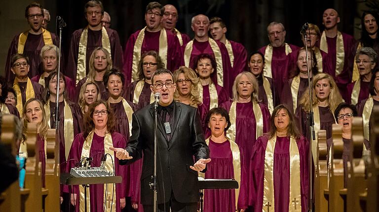 Auftritt der KisSingers 2017, zusammen mit ihrem Leiter, Kirchenmusikdirektor Jörg Wöltche. Auftritt der KisSingers 2017, zusammen mit ihrem Leiter, Kirchenmusikdirektor Jörg Wöltche.