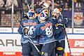 dpa_5FAD2E004BFADDEB.jpg       -  Die Mannschaft des EHC München ist deutscher Eishockey-Meister. Gegen den ERC Ingolstadt holte sie am Sonntag den vierten und entscheidenden Sieg der Final-Serie.
