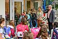 Sabine Baer, Rektorin der Grund- und Mittelschule Eußenheim, und Bürgermeister Achim Höfling empfangen die Kinder nach den Pfingstferien im neuen Schulhaus der Grundschule in Aschfeld.