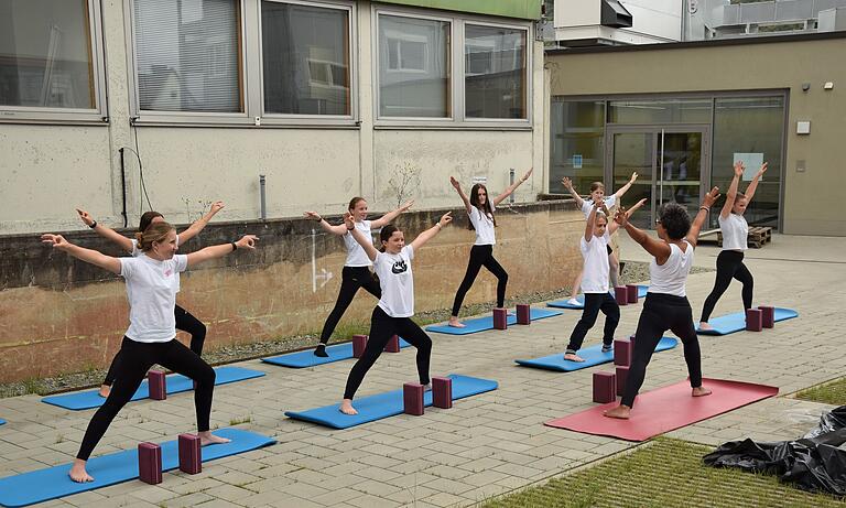 Im Freien fand eine Yoga-Vorführung statt. Im Freien fand eine Yoga-Vorführung statt.