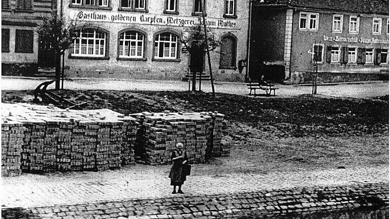 Blick auf das historische &bdquo;Gasthaus zum goldenen Karpfen&ldquo; am Mainkai, heute Lage des Café de Mar, daneben die Wein- und Bierwirtschaft Rothenbücher.