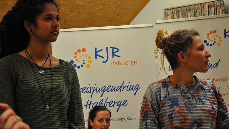Die Studentinnen Sharmayne Hagn und Johanna Jans (von links) präsentierten das Projekt „DenkOrte gegen den Hass” am Donnerstag während der Frühjahrsversammlung des Kreisjugendrings in Hofheim. Die Studentinnen Sharmayne Hagn und Johanna Jans (von links) präsentierten das Projekt „DenkOrte gegen den Hass” am Donnerstag während der Frühjahrsversammlung des Kreisjugendrings in Hofheim.