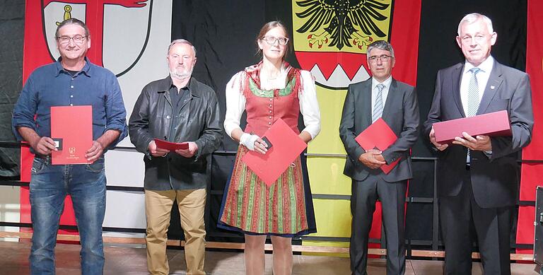 Ehrenzeichen für langjährige Zugehörigkeit zum Gemeinderat (von links): Uwe Zirkelbach, Bernd Haas, Barbara Göpfert, Klaus Kaufmann und Winfried Reß. Ehrenzeichen für langjährige Zugehörigkeit zum Gemeinderat (von links): Uwe Zirkelbach, Bernd Haas, Barbara Göpfert, Klaus Kaufmann und Winfried Reß.
