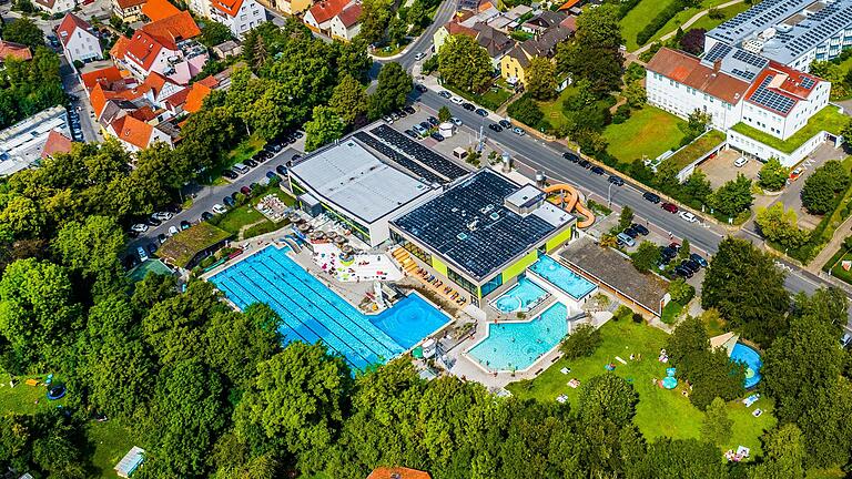 Das Geomaris in Gerolzhofen in einer Luftaufnahme vom 20. August: Noch bis zum Mittwoch darf im Außenbecken geschwommen werden. Dann endet die diesjährige Freibadsaison.