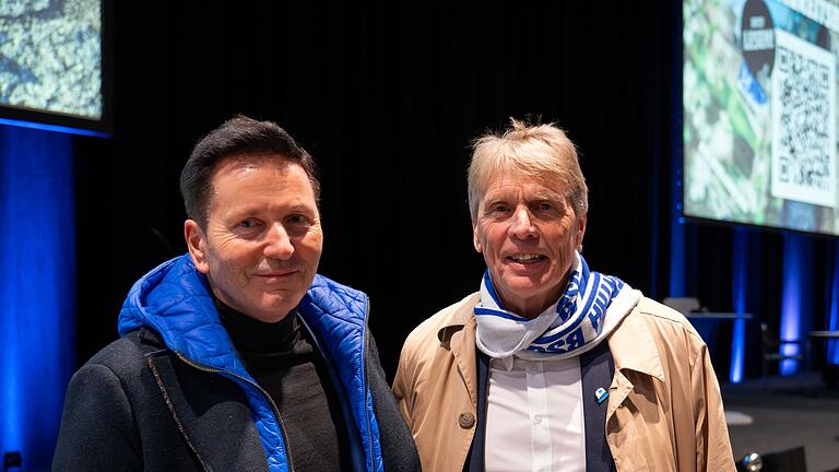Mitgliederversammlung von Hertha BSC       -  Der Unternehmer Uwe Dinnebier (l) und der ehemalige Profifußballer Wolfgang Sidka unterlagen Fabian Drescher.
