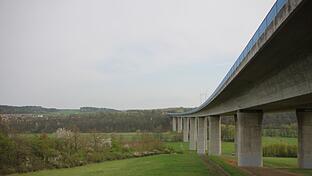 Rechts der Autobahn A71 soll das Südlink-Kabel unter die Erde kommen.       -  Rechts der Autobahn A71 soll das Südlink-Kabel unter die Erde kommen.