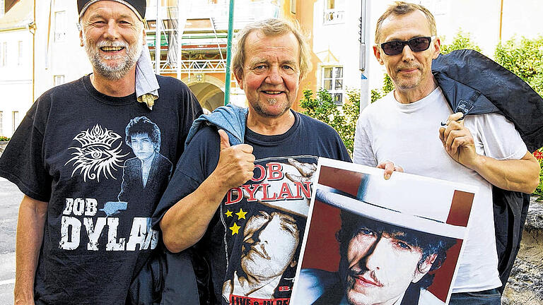Dylan-Anhänger mit Dylan-Foto in Bad Mergentheim: Der Musiker mag nicht, dass man ihn beim Ausüben seines Berufs auf der Bühne ablichtet. Dylan-Anhänger mit Dylan-Foto in Bad Mergentheim: Der Musiker mag nicht, dass man ihn beim Ausüben seines Berufs auf der Bühne ablichtet.