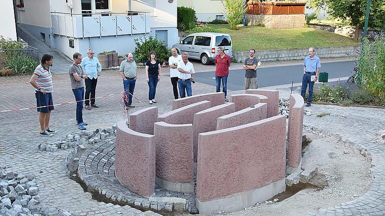 Der fast fertige Dorfplatz an der Frankenstraße mit der Skulptur &bdquo;Labyrinth&rdquo; war am Dienstag einer von mehreren Besichtigungspunkten des Gemeinderats.