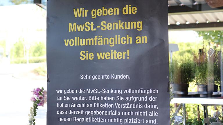 Ein Plakat am E-Center Then in Bad Neustadt weißt darauf hin, dass das Geschäft die Senkung der Mehrwertsteuer an die Kunden weitergibt. Ein Plakat am E-Center Then in Bad Neustadt weißt darauf hin, dass das Geschäft die Senkung der Mehrwertsteuer an die Kunden weitergibt.