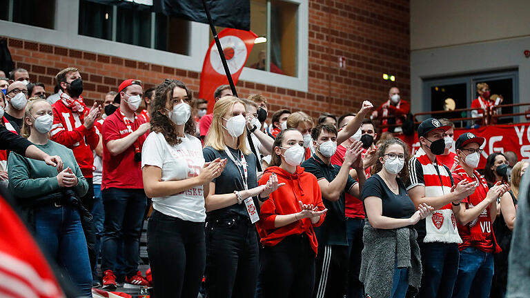 Vorbildlich hielten sich die Fans der Würzburger Basketballer an die Maskenpflicht in der s.Oliver-Arena. Vorbildlich hielten sich die Fans der Würzburger Basketballer an die Maskenpflicht in der s.Oliver-Arena.
