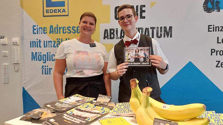 Verena Löhlein von der Edeka Unternehmensgruppe Nordbayern-Sachsen-Thüringen und Markus Hauck, Auszubildender im Kühhirt-Markt in Marktheidenfeld warben für eine Ausbildung oder ein duales Studium.