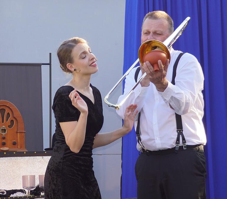 Ob Jazz oder Schlager: Franz Zwosta ist ein Vollblut-Musiker, der sich ideal mit Lorraine Beran ergänzt. Ob Jazz oder Schlager: Franz Zwosta ist ein Vollblut-Musiker, der sich ideal mit Lorraine Beran ergänzt.