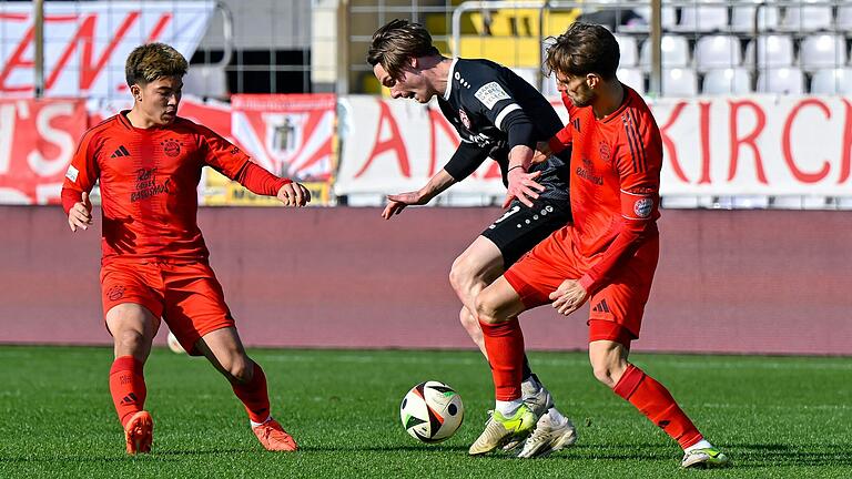 Kickers-Neuzugang Lado Akhalaia nimmt es hier mit den Münchnern Angelo Brückner (links) und&nbsp; Luca Denk auf.