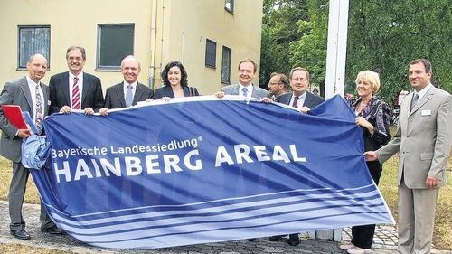 Sie zeigen Flagge mit der Fahne der Bayerischen Landessiedlung, der neuen Eigentümerin des Hainberg-Areals in Mellrichstadt: (von links) Konversionsmanager Jörg Streng, Bürgermeister Eberhard Streit, Landrat Thomas Habermann, MdB Dorothee Bär (CSU), Innenstaatssekretär Bernd Weiß, Bernd Schumacher, Geschäftsführer der Bayerischen Landessiedlung GmbH, Bundestags-Vizepräsidentin Susanne Kastner (SPD) und Jochen Altrogge von der BIMA. Sie zeigen Flagge mit der Fahne der Bayerischen Landessiedlung, der neuen Eigentümerin des Hainberg-Areals in Mellrichstadt: (von links) Konversionsmanager Jörg Streng, Bürgermeister Eberhard Streit, Landrat Thomas Habermann, MdB Dorothee Bär (CSU), Innenstaatssekretär Bernd Weiß, Bernd Schumacher, Geschäftsführer der Bayerischen Landessiedlung GmbH, Bundestags-Vizepräsidentin Susanne Kastner (SPD) und Jochen Altrogge von der BIMA.