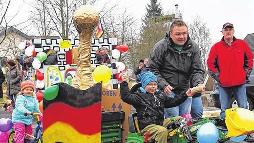 Tolle Parade: Die Kinder hatten ihre Fahrzeuge für den Faschingszug in Nordheim aufgepimpt. Mehr Bilder: http://rhoengrabfeld.mainpost.de