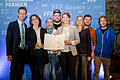 Bei der Bayerischen Kinoprogrammpreisverleihung in der Schweinfurter Rathausdiele: Es freuen sich (von links) Oberbürgermeister Sebastian Remelé, Kinoinhaberin Diana Schmeltzer, Michaela Wenzel, Patrick Melber, Staatsministerin Judith Gerlach, Anne Schmeltzer, Kevin Wlocyk und Max Oppmann.