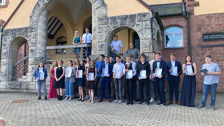 Die Absolventinnen und Absolventen der Realschule Lohr. Die Absolventinnen und Absolventen der Realschule Lohr.