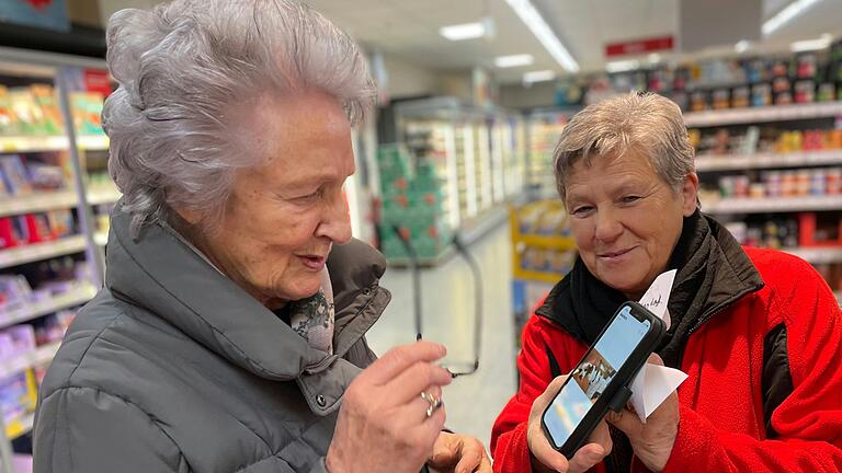 Ein bisschen Spaß muss sein: Wenn die 90-jährige Edelgard (links) mit Alltagshelferin Sonja Ebert aus Rödelsee einkaufen geht, lassen die beiden sich nicht hetzen. Ein bisschen Spaß muss sein: Wenn die 90-jährige Edelgard (links) mit Alltagshelferin Sonja Ebert aus Rödelsee einkaufen geht, lassen die beiden sich nicht hetzen. 