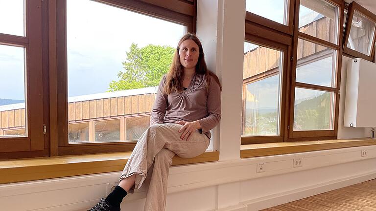 Daniela Rienecker wird die Schulleiterin der Montessorischule Main-Spessart. Vom Initiatoren-Team und der frisch renovierten Schule zeigt sich die dreifache Mutter, deren Tochter ebenso ab September in Wombach unterrichtet wird, begeistert.