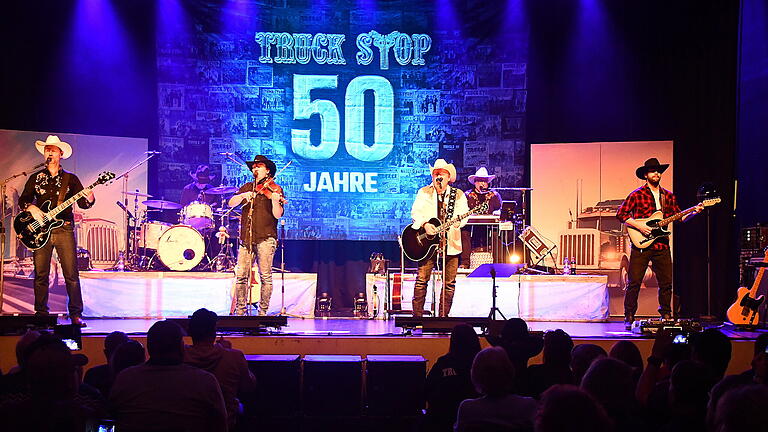 Truck Stop feierte 50. Bühnenjubiläum und in Bad Neustadt bliesen die sechs Musiker aus Hamburg zum großen Tour-Finale. Alte Ohrwürmer mischten sich unter brandneue Songs und die gute Laune schwappte in Windeseile über auf die zahlreichen Fans, die immer wieder wie ein großer Chor mitsangen. Truck Stop feierte 50. Bühnenjubiläum und in Bad Neustadt bliesen die sechs Musiker aus Hamburg zum großen Tour-Finale. Alte Ohrwürmer mischten sich unter brandneue Songs und die gute Laune schwappte in Windeseile über auf die zahlreichen Fans, die immer wieder wie ein großer Chor mitsangen.