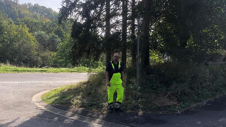 Alexander Brehm an einem leeren Mast: Hier fehlt das Schild 'Vorfahrt achten'. Die Polizei verweist aber darauf, dass es für Autofahrerinnen und -fahrer immer eine Verpflichtung zu Vorsicht und gegenseitiger Rücksicht gebe.