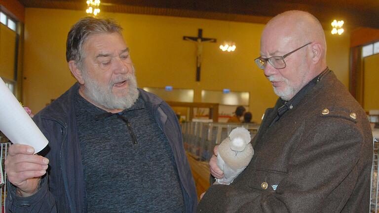 Uwe Hartmann (rechts), Vorsitzender des Kleintierzuchtvereins Kitzingen, zeigt einem interessierten Besucher eine seiner Trommeltauben. Uwe Hartmann (rechts), Vorsitzender des Kleintierzuchtvereins Kitzingen, zeigt einem interessierten Besucher eine seiner Trommeltauben.