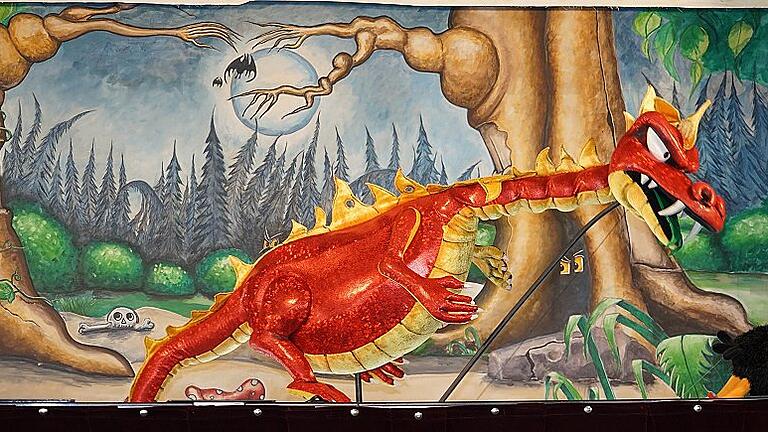 Auf dem Rückweg durch den finsteren Wald verläuft sich Socke, verliert seine Freunde und schläft erst einmal ein. Im Traum erscheint dem Raben ein freundlicher Drache, der ihm den Weg nach Hause weist.